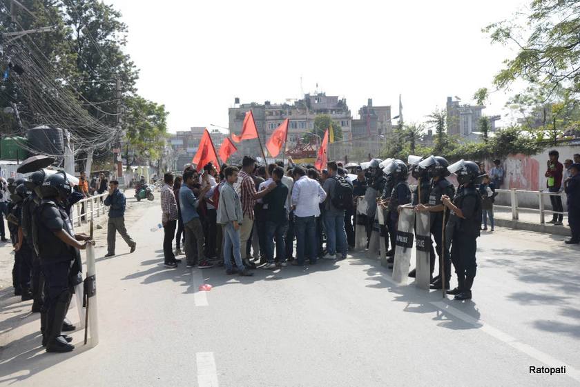 यातायातमा १० प्रतिशत भाडा वृद्धि गर्ने निर्णयविरुद्ध नेविसंघ सडकमा