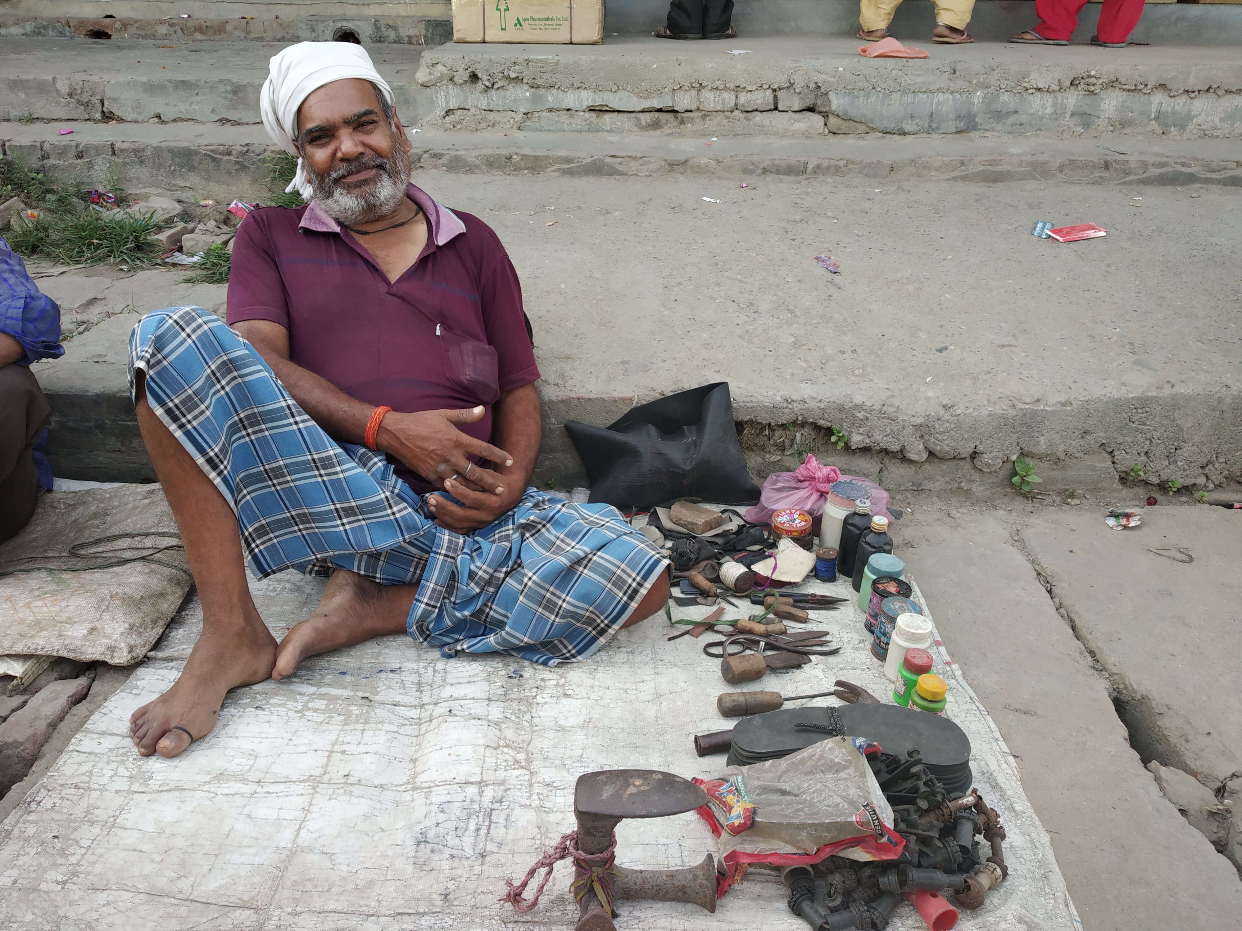 सडक पेटीमा जुत्ता पोलिस गरेकै ५ दशक
