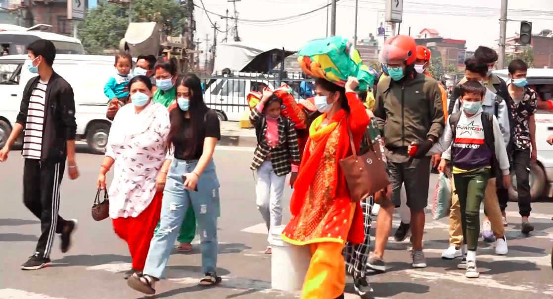 महँगो बस भाडा तिर्दै उभिएरै पनि उपत्यका छाड्दैं यात्रु